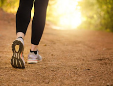 Algunas actividades se han mostrado beneficiosas para mitigar los síntomas de trastorno bipolar, como trotar, nadar, o montar en bicicleta, ya que promueve un mejor sueño y salud cardiovascular, a la vez que disminuye el riesgo de depresión y ansiedad. También se aconseja registrar los síntomas anímicos diarios, para ayudar a los profesionales de la salud a dar un seguimiento del caso.