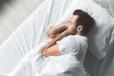 A la hora de dormir, eleva la cabecera de tu cama para que los ácídos no suban a tu boca, pero no basta con usar más almohadas. Puedes poner bloques de madera debajo del colchón o insertar una cuña para elevar tu cuerpo desde la cintura hacia arriba; estas cuñas se consiguen en farmacias y tiendas de suministros médicos.