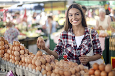 Cuando te trasladas físicamente a una tienda para hacer tus compras, camina hasta el establecimiento, toma las escaleras, camina por los pasillos, estírate para alcanzar cosas y carga las bolsas. Compara esto con los pequeñísimos movimientos que involucran las compras en línea.