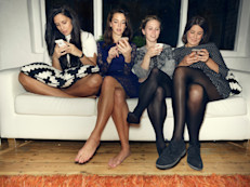 Sí, las redes sociales te informan, te divierten y te acercan a tus y amigos, estén donde estén. Sus bondades son innegables, pero no se puede obviar que también tienen un lado oscuro: sus efectos negativos en la salud. Revisamos ocho de ellos, algunos son tan malos que podrían hacerte reconsiderar el tiempo que les dedicas. 