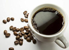 La cafeína es un estimulante muy poderoso que influye en el sueño. La contienen el café, té, sodas y chocolate. Debes evitarla 6 horas antes de dormir. Y a las copitas también: provocan un sueño más ligero que lo normal, entonces tendrás un sueño menos sostenido.