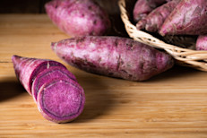 Aunque la evidencia es preliminar, se cree que el consumo regular de batatas o boniato ofrece efectos calmantes sobre el organismo. Esto se debe a poseen vitaminas y minerales que actúan como antiinflamatorios, disminuyendo el dolor y malestar.