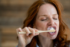 Además de conseguir un cepillo adecuado, debes cepillarte correctamente para cuidar tu salud bucal. Cepíllate al menos dos veces al día (mañana y noche) durante dos minutos, esto es fundamental para eliminar la placa bacteriana, principal responsable de las caries y enfermedades de las encías. Realiza movimientos circulares, prestando atención a todas las superficies de los dientes, incluyendo las caras internas y las superficies de masticación. 