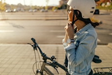 Pedalear se ha vuelto una moda ecológica, económica, divertida e ideal para compartir con amigos o en familia. Además de sus beneficios contra la contaminación vial y ambiental, puede favorecer nuestra salud, ya que es una de las actividades físicas más completas. 