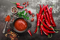 La investigación sugiere que la capsaicina, presente en los chiles, puede ayudar a frenar el hambre. En un pequeño estudio, cuando las personas consumieron pimiento rojo con su desayuno, experimentaron una disminución en el apetito antes del almuerzo y consumieron menos proteína y grasa.