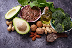 Falso. Tu cuerpo necesita tres nutrientes para funcionar: proteínas, carbohidratos y grasas, pero estas últimas deben ser de las buenas. Son las que se encuentran en alimentos como nueces, semillas, pescado, aguacate, aceitunas y productos lácteos bajos en grasa; son los alimentos que te brindan energía, ayudan a reconstruir las células y producen las hormonas necesarias. 