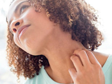 Por lo general, la dermatitis atópica empieza durante la primera infancia y continúa durante la niñez, incluso en ciertos momentos empeora (lo que se conoce como exacerbación). Estas etapas son seguidas por períodos en que la piel sanará y en los que es posible que no haya signos de dermatitis atópica (llamados remisión), que pueden durar semanas, meses o incluso años.
