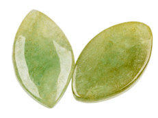 Desde la antigüedad, se cree que colocar jade debajo de la almohada relaja y favorece el dormir, así como tener sueños más claros. También ayuda a perder el miedo y a no deprimirse. El jade verde se asocia con los chakras del corazón y el amarillo con los recursos sexuales y la armonía de pareja.