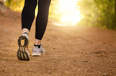 La actividad física pone en funcionamiento a todo el organismo, generando hormonas del bienestar que te harán sentir más alerta, más atento y más contento. Si sales a correr al parque, tras hacerlo por 20  minutos ya puedes sentir que respiras mejor y que todo tu cuerpo se llena de vitalidad. Pero en el entrenamiento de fuerza, los beneficios se notan a los 10 minutos.