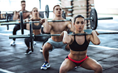 Michael Schaefer, director de Medicina Clínica Musculoesquelética y Rehabilitación de Cleveland Clinic, explica que cualquier persona puede estar en riesgo de hacer un ejercicio excesivo, no solo de los atletas. "A veces, el sobreentrenamiento le sucede a las personas que recién comienzan un programa y hacen demasiado, demasiado pronto".

