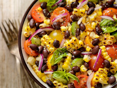 Productos lácteos bajos en grasa, alimentos hechos con carbohidratos complejos, tales como granos enteros, arroz integral, avena y frijoles. Café (puede disminuir los niveles séricos de ácido úrico).  La vitamina C (500 mg por día puede disminuir levemente los niveles de ácido úrico). No se cree que los cambios en la dieta, sin tomar la medicación para la gota, puedan bajar perceptiblemente los niveles de ácido úrico de la sangre.