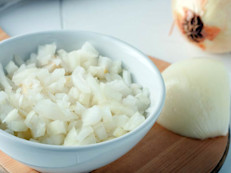 Si no tienes problemas con el olor, la cebolla es un excelente remedio para estimular el crecimiento del cabello por su rico contenido en azufre, mineral que actúa positivamente en los folículos capilares del cuero cabelludo. Sólo debes picar una cebolla y echarla al champú. Deja reposar por 15 días y úsalo 3 o 4 veces a la semana. 