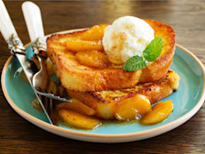 También conocidas como torrijas, son rodajas de pan pasadas por huevo y harina, y luego fritas. Su versión light, es mojándolas en leche descremada y huevo, cocinándolas al horno, sin pasar por harina. Se espolvorean con canela.