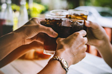 Trata de hidratarte con agua natural siempre que puedas hacerlo. Olvídate de los jugos, las bebidas endulzadas o los refrescos. Procura remover de tu alimentación el café cremoso, con caramelo o crema batida, además de los tés con demasiada azúcar.