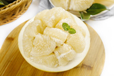 Los pomelos son ricos en vitamina C, naringenina, naringina y flavonoides, como el licopeno, todos compuestos con propiedades antiinflamatorias y antioxidantes. Estos son especialmente útiles para mejorar las defensas del organismo y combatir a los radicales libres, moléculas inestables que afectan las estructuras celulares sanas, aumentando el riesgo de distintas enfermedades.