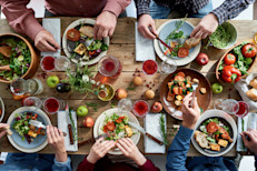 Actualmente, no se sabe por qué comer lentamente se asocia a un índice de masa corporal más bajo. Los especialistas creen que esto se debe a que puede darle más tiempo al cerebro para procesar que el estómago está lleno, y así, enviar una señal que indique saciedad. Puedes practicar esta técnica tomando pequeños intervalos o apartando los cubiertos entre cada bocado.