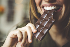 El chocolate amargo, que no contiene azúcar agregado o leche, es un excelente alimento para combatir la ansiedad y el estrés. Esto se debe a que reduce los niveles de cortisol, la hormona del estrés que causa los síntomas de la ansiedad. También existen investigaciones que señalan que mejora el humor. 