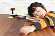 Los chicos de entre 5 y 10 años necesitan dormir de 10 a 11 horas diarias. Si bien los niños a esta edad no suelen presentar problemas, los expertos recomiendan establecer un horario fijo para fomentar el buen hábito de sueño. Esto significa restringir el uso de todo aparato electrónico durante la noche.