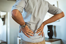 Para evitar dolores de espalda es importante mantener una buena postura al hacer las actividades cotidianas. Por ejemplo, al levantar objetos pesados, flexiona las piernas y endurece la zona del abdomen para no cargar el esfuerzo en la zona lumbar. Mantener un peso saludable también ayuda.