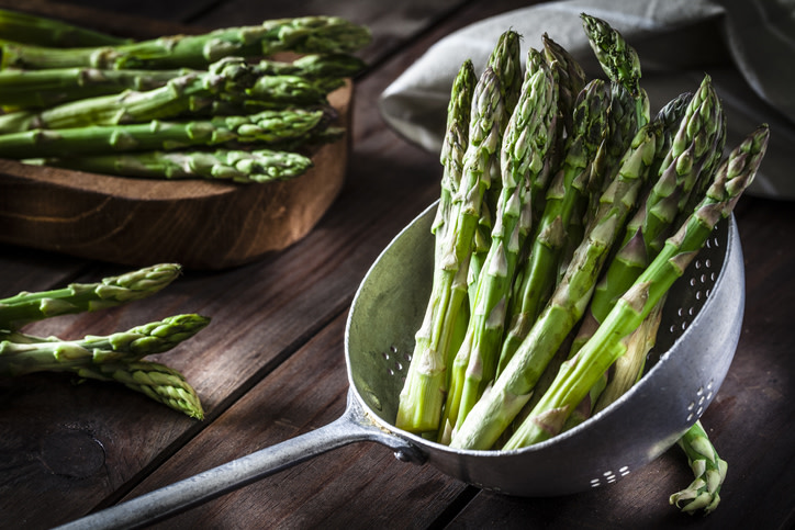 ¿Buscas bajar de peso de manera saludable? ¿necesitas aumentar el consumo de nutrientes esenciales? Hay una manera sencilla de lograrlo: incorporando espárragos en tu dieta. Aquí te explicamos cómo preparar este delicioso vegetal y cuáles son sus beneficios.