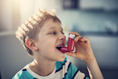Otros factores que aumentan el riesgo de padecer neumonía incluyen, estar hospitalizado, tener una enfermedad crónica, como asma, EPOC o problemas cardiovasculares, fumar, o tener un sistema inmunitario debilitado (normalmente esto se ve en personas que se sometieron a trasplantes de órganos o quimioterapia).
