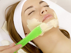 No es ningún secreto que la avena es un elemento que se encuentra hoy en día en muchos productos de belleza y limpieza, como jabones y cremas, entre otros. Por sus cualidades como emoliente, la avena ayuda a retirar suavemente la piel muerta y seca de tu cara, además tiene capacidad astringente que ayuda a reducir los niveles de grasa.