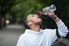 La falta de agua puede provocar deshidratación, y se sabe que incluso una deshidratación leve puede quitarte energía y hacer que te sientas cansado. Para prevenir la deshidratación y asegurarte de que el cuerpo tenga el líquido que necesita, haz que el agua sea tu bebida preferida. 