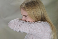Trata de cubrir tu boca y nariz con un pañuelo o con la curvatura de tu brazo cuando tosas o estornudes. Puedes evitar que los que te rodean se enfermen. La gripe y otras enfermedades respiratorias graves, como el virus sincitial respiratorio (VSR), la tos ferina y el síndrome respiratorio agudo severo (SRAS), se transmiten por la tos, los estornudos o las manos sucias.