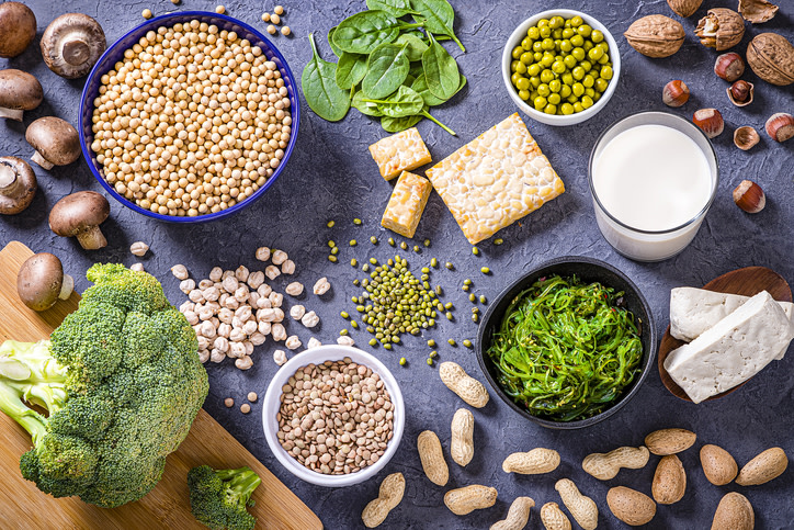 Ciertos alimentos pueden favorecer el desarrollo de gases, hinchazón y malestar estomacal. Aunque algunos no son saludables y puede omitirse sin problema de la dieta, otros si son nutritivos, por lo que se debe aprender a conocer cómo reacciona el cuerpo antes ellos para regular su ingesta. Conoce aquí una lista de alimentos que causan hinchazón y consejos para prevenirla.