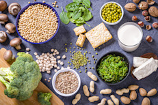 Ciertos alimentos pueden favorecer el desarrollo de gases, hinchazón y malestar estomacal. Aunque algunos no son saludables y puede omitirse sin problema de la dieta, otros si son nutritivos, por lo que se debe aprender a conocer cómo reacciona el cuerpo antes ellos para regular su ingesta. Conoce aquí una lista de alimentos que causan hinchazón y consejos para prevenirla.