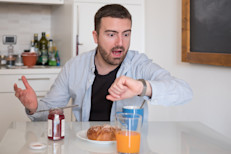 Ya sea por no tener el tiempo en la mañana o por creer que esto puede ayudar a bajar de peso, el no desayunar es un mal hábito que aunque no lo creas, también ye puede engordar. Resulta que esta comida principal, activa el metabolismo en horas de la mañana, para que inicies tu trabajo durante el día y empieces a quemar las calorías. Un buen  desayuno puede combinar carbohidratos complejos con las proteínas y un poco de grasa saludable.