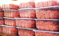 Cuando vayas a comprar carne picada, esta debe ser lo último que metas en el carrito del supermercado, así disminuyes el tiempo que pase fuera de refrigeración. Y si la distancia a tu casa requiere más de media hora de viaje, lleva una hielera.
