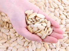 Además de ser un excelente aperitivo, las semillas de calabaza son uno de los alimentos más nutritivos. Son ricas en vitamina E, que mantiene la piel humectada; magnesio y proteínas, que combaten  las arrugas; y selenio, que protege la piel contra los daños de los rayos ultravioleta y las manchas de la edad. 