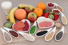 Elige frutas y verduras crudas o cocidas. Otros carbs buenos están en la leche y lácteos descremados, las pastas y panes con granos o harina integral. Es recomendable incorporar granos enteros en el desayuno. A la hora de las comidas, sustituye las papas por arroz integral y agrega los “nuevos” granos como el trigo burgol y la cebada perlada. Hazte amigo de las legumbres, buena fuente de proteínas.