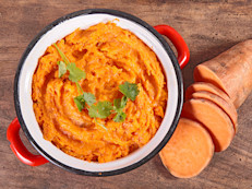 Este vegetal con almidón, mejor conocido como camote, contiene buenas cantidades de vitamina A y fibra. Según la Asociación Americana de Diabetes, también tiene bajo índice glucémico. 