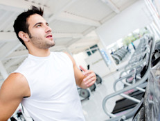 Comenzar a entrenar de manera irracional traería consigo varios riesgos, desde sufrir  dolores musculares, contracturas, hasta roturas de ligamentos y esquinces. Ante esto, es normal que las personas abandonen los gimnasios. 