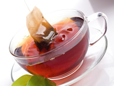 Son pigmentos se encuentran en varios alimentos o bebidas, por ejemplo, en el té negro y el vino. Se trata de un antioxidante llamado ácido tánico, un tinte vegetal de origen natural que se adhiere rápido a la placa en los dientes, y puede causar decoloración  y color amarillento. Es mejor reemplazarlo por té verde o blanco.