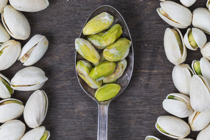 Los pistachos, pistaches, pistacheros, alfóncigos o alfónsigos son uno de los frutos secos comestibles más antiguos de los que se tienen registros, y si bien son reconocidos por su uso en la gastronomía de distintos países, también suelen consumirse por sus propiedades y beneficios para la salud. 