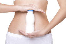Los probióticos son otra medicina natural que se ha investigado para tratar la rinitis alérgica. En general, las cepas de bacterias como el lactobacilo y las bifidobacterias podrían ayudar a reducir los síntomas de la rinitis alérgica. Debido a los resultados contradictorios, aún es demasiado pronto para recomendar su uso habitual como tratamiento primario para la rinitis alérgica, pero el tratamiento es seguro como complemento.