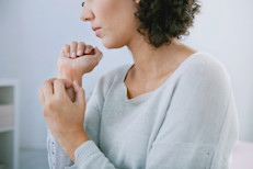 Su color vibrante nos indica que la calabaza es una gran fuente de betacaroteno, un poderoso antioxidante que, al consumirlo, tu cuerpo lo convierte en vitamina A. También contiene vitaminas C y E, que aportan beneficios a la salud de la piel. La combinación de estos nutrientes ofrece protección contra el daño solar y previene la resequedad.