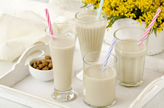 A la hora de tomar horchata, busca versiones artesanales o prepárala en casa. La industrial es sometida a procesos de tratamiento térmico para hacerla más duradera y eso hace que se pierda buena parte de sus nutrientes. Por ejemplo, la proporción exacta de arginina de la natural versus la industrial es de 5 a 1.
