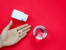 La aspirina es un tipo de medicamento denominado salicilato. Se emplea para reducir la inflamación y la fiebre, normalmente producida por dolores de cabeza, menstruales, musculares, dentales, artritis o resfríos. También es común que los médicos las recetan para prevenir ataques del corazón o angina de pecho.