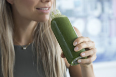 La recomendación general indica que se deben consumir 2 tazas diarias de fruta y 2 ½ tazas de vegetales, basada en la pirámide nutricional. Se recomienda incorporar estos alimentos frescos, aunque también es válido optar por los congelados o en lata, preferentemente en agua.