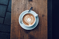 La combinación de un componente del café, llamado EHT y la cafeína, podrían convertirse en una opción terapéutica contra la degeneración neuronal. Un estudio de la Universidad de Rutgers, en EE.UU. comprobó sus beneficios para combatir el Parkinson y la demencia de cuerpos de Lewy. El EHT es un ácido graso derivado de la serotonina, que se encuentra en la cubierta del grano del café.