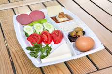 1⁄3 taza de salsa de tomate (puré) sin azúcar, 2 cucharaditas de orégano seco, 280 gr de queso mozzarella regular rallado, 12 aceitunas, 8 huevos para la costra, 350 gramos de queso mozzarella regular rallado para la costra, 1 cucharadita de sal gruesa, 1⁄8 cucharadita de pimienta negra, 4 hojas de hierbas de olor en polvo, 90 gramos de pepperoni.