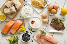 La dieta Paleo simula lo que nuestros antepasados comían en la edad paleolítica: carne, pescado, huevo, vegetales, frutas, grasas saludables, hierbas y semillas. A su vez, se evita el consumo de alimentos procesados o ultraprocesados. 