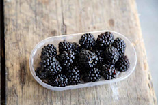 La zarzamora fresca o blackberry es alta en antocianina, ya que una taza contiene 145 mg. Para conservar su contenido en antocianina consúmelas frescas y evita cocinarlas o comerlas en postres en las que ya estén cocidas y procesadas. La fruta puede perder hasta 80% el contenido de sus flavonoides en el agua de cocción o al ser sometidas a altas temperaturas.