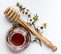 La importancia medicinal de la miel ha sido documentada en las literaturas más remotas, y desde la antigüedad se le atribuye muchas propiedades. Aquí revisamos que dice la ciencia sobre los beneficios saludables de un tipo en especial, la de Manuka ¿Quieres conocerla?
