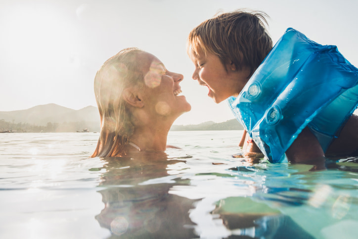 Es fuerte y poderosa, pero también relajante y placentera. Y aunque se la vincula con efectos positivos sobre la mente, el agua de mar también esconde una gran variedad de beneficios para nuestro cuerpo. Descubre aquí las propiedades que puede traerte un buen chapuzón.