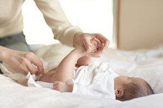 Cuando el sudor se acumula en los pliegues de la piel, se forma el ambiente ideal para la candidiasis cutánea, es decir, la piel se infecta con hongos cándida. Los especialistas señalan que esto suele ocurrir en zonas cálidas, como las axilas, ingle o en las partes que cubre el pañal de los bebés.